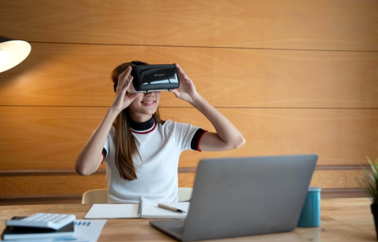 Sessão de mentoria em ambiente educacional com tecnologia VR